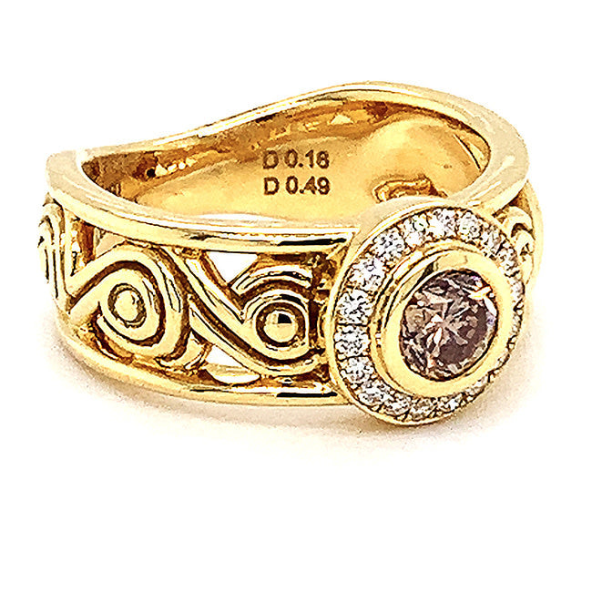 18 kt yellow gold engagement ring with Cognac Diamond and white diamonds